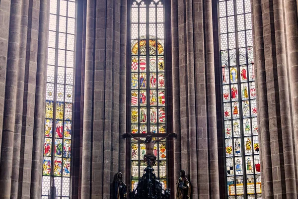 05 Agosto 2019, Nuremberg, Alemania: Interior de la iglesia de San Sebaldo en Nuremberg con vidrieras —  Fotos de Stock