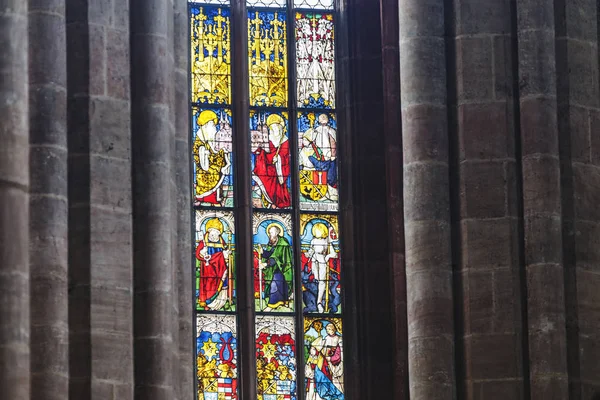 05 августа 2019, Нюрбургринг, Германия: интерьер церкви Святого Феодосия в Нюрнберге со стекольным стеклом — стоковое фото