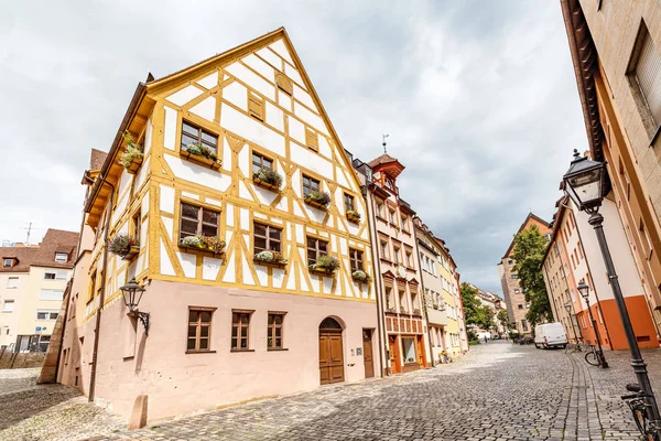 La vieille ville de Nuremberg avec ses maisons à colombages traditionnelles est une attraction touristique populaire en Allemagne . — Photo