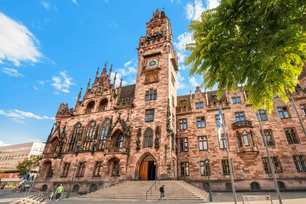 2019年8月2日、ドイツ・ザールブルッケン:市内にあるラタウス市庁舎。観光名所 — ストック写真