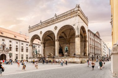 07 Ağustos 2019, Münih, Almanya: Odeonsplatz 'daki Feldherrnhalle anıtı