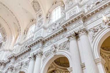 07 Ağustos 2019, Münih, Almanya: Odeonsplatz Meydanı 'ndaki Tiyatro Kilisesi' nin Beyaz İntegrali