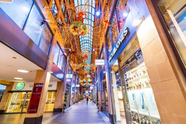 07 Ağustos 2019, Münih, Almanya: Akşamları Kaufinger Passage alışveriş merkezi