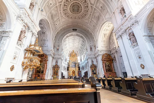 06 Agosto 2019, Munchen, Alemania: Iglesia de San Miguel interior blanco —  Fotos de Stock