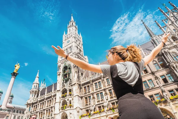 A girl tourist traveler enjoys a Grand view of the Gothic buildi — Stock Photo, Image