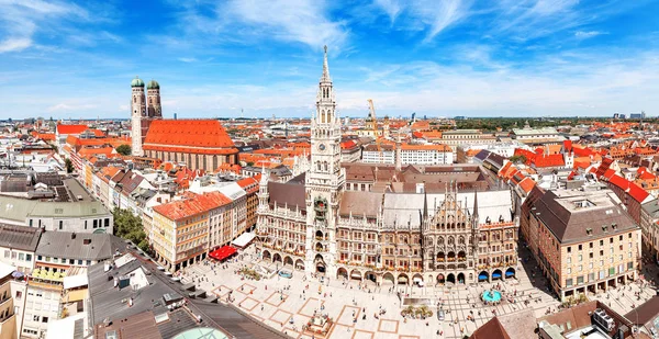 Panoramic aerial view of Munich Central square with town hall and Frauenkirche Church. Travel and sightseeing landmarks in Germany — Stock Photo, Image