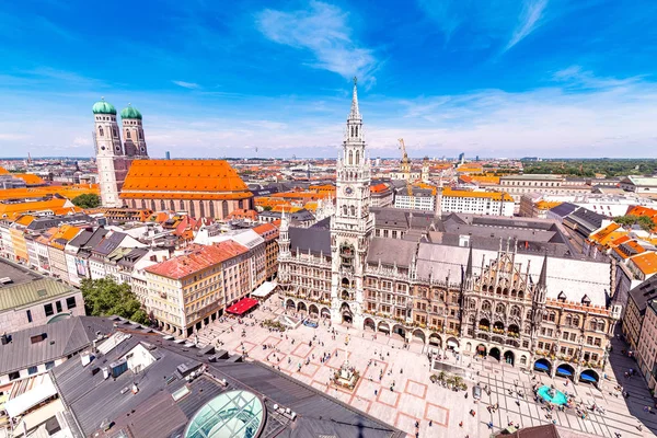 Панорамний вигляд Мюнхенської центральної площі з ратушею і фрауенкірхською церквою. Подорожі й оглядові пам "ятки Німеччини — стокове фото