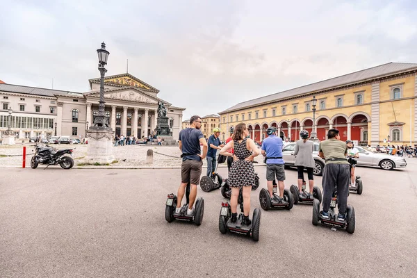 07 augustus 2019, Munchen, Duitsland: Een groep toeristen op een Segway tour door de belangrijkste bezienswaardigheden van München — Stockfoto