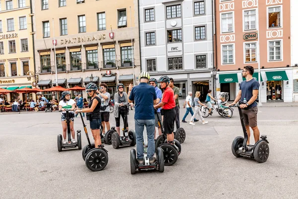 07 Agosto 2019, Munchen, Alemania: Un grupo de turistas en un tour en Segway por los principales lugares de interés de Munich —  Fotos de Stock