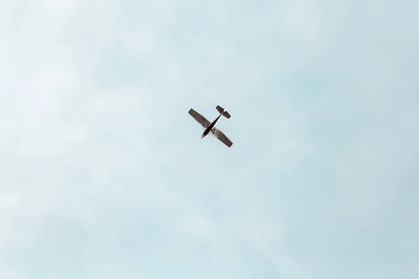 Kleines Propellerflugzeug fliegt in blauem Himmel — Stockfoto