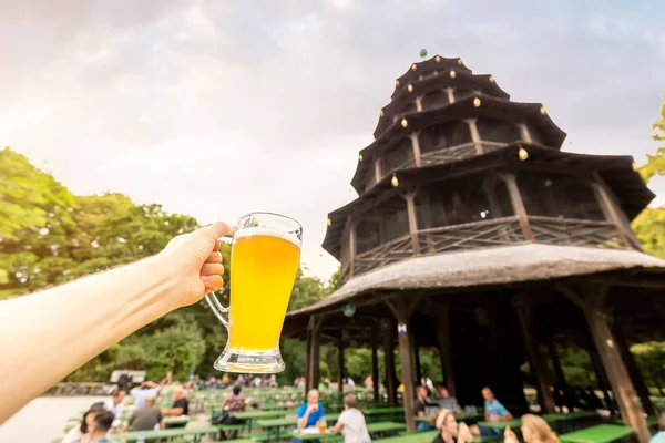 La torre china en el jardín inglés es una famosa pista de cerveza en Munich. El concepto de los platos y bebidas nacionales bávaros — Foto de Stock