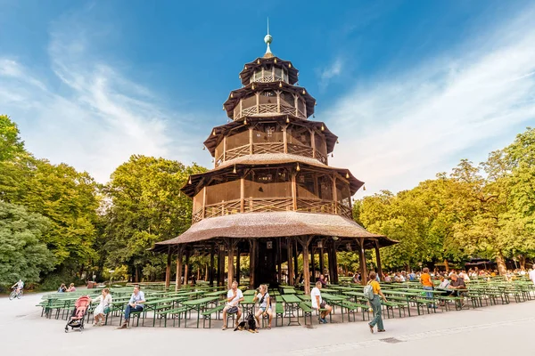 07 августа 2019, Мюнхен, Германия: Китайская башня в Английском саду - знаменитый пивной двор в Мюнхене. Концепция баварских национальных блюд и напитков — стоковое фото
