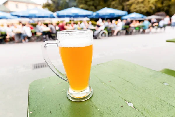 Un bicchiere di birra in una birreria all'aperto in Germania — Foto Stock