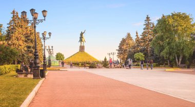 11 Mayıs 2020, Ufa, Rusya: Salavat Yulaev heykeli ile Ufa 'daki Central Park. İnsanlar dinleniyor ve eğleniyor.