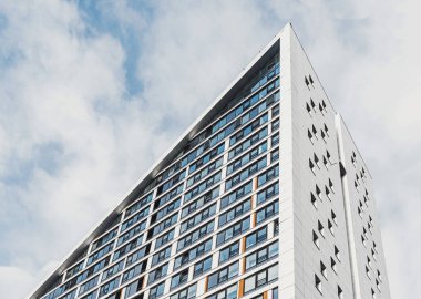 Gökdelen konutu. Yakın çekim. Emlak kavramı