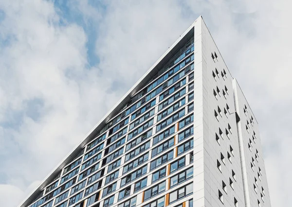 高層住宅の建物の近くのビュー 不動産の概念 — ストック写真
