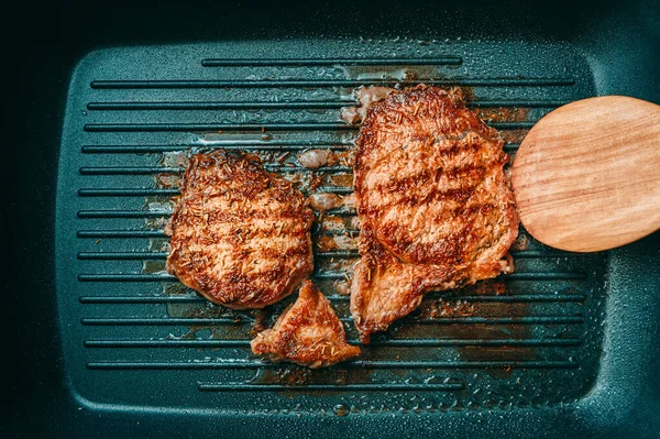 Nyers Szelet Kobe Marhahúsos Steaket Főzök Egy Serpenyőben Konyhában Ízletes — Stock Fotó