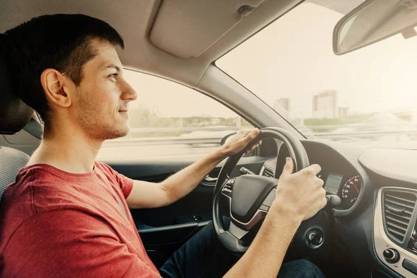 Joven Con Ropa Casual Está Conduciendo Coche Concepto Estudiante Autoescuela — Foto de Stock