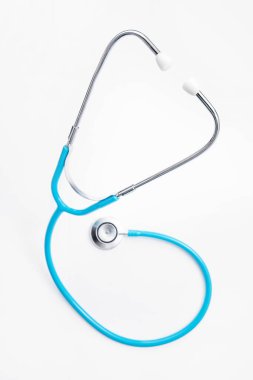Kardiyolog ve terapist hastaların birincil teşhisi için ana araç olarak izole edilmiş ve kesilmiş stetoskop kullanılıyor. Tıbbi bakım ve doktorluk mesleğinin sembolü.