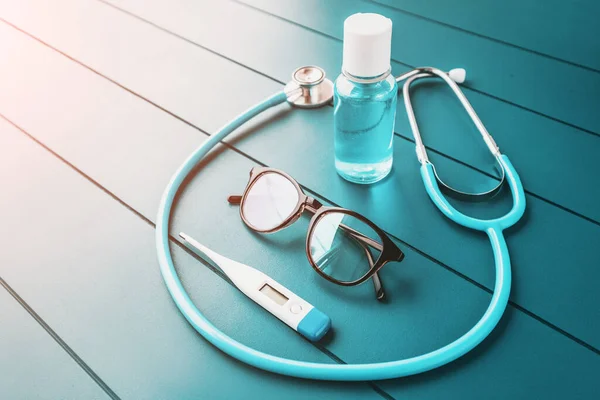 Medizinisches Stillleben Mit Damenbrille Digitalem Thermometer Und Stethoskop Und Desinfektionsmittel — Stockfoto