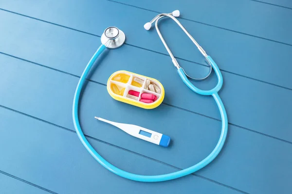 Stethoskop Mit Digitalem Thermometer Und Tabletten Auf Dem Tisch Ein — Stockfoto