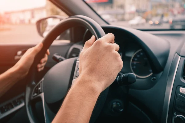 Motorista Mantém Mãos Firmemente Volante Seu Carro Conceito Aprender Dirigir — Fotografia de Stock