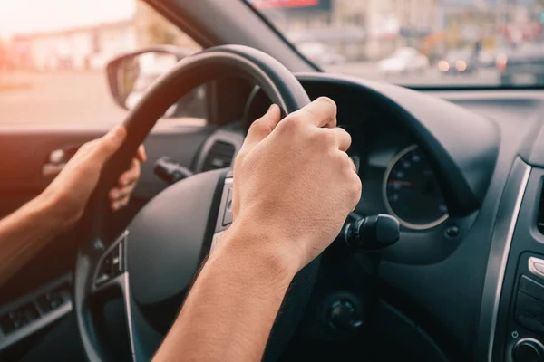 Conductor Mantiene Sus Manos Firmemente Volante Coche Concepto Aprender Conducir — Foto de Stock