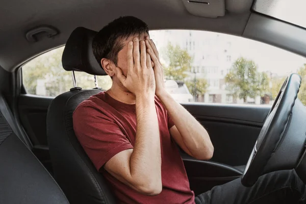 Joven Cubrió Cara Con Las Manos Desesperadas Mientras Sentaba Coche —  Fotos de Stock