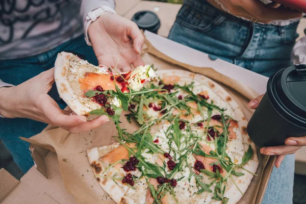 Lahodná Svěží Chutná Italská Pizza Lososem Rukolou Pikantní Brusinkovou Omáčkou — Stock fotografie