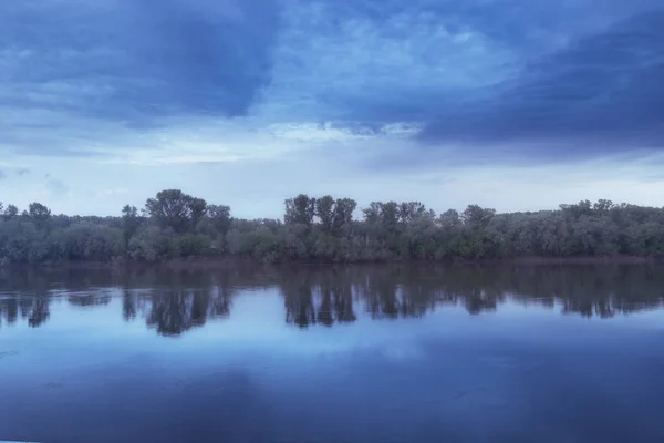 Ett Idylliskt Landskap Flod Eller Sjö Skymningen Den Blå Timmen — Stockfoto