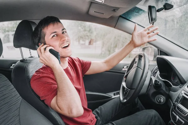 Motorista Chatterbox Está Dirigindo Falando Com Amigo Telefone Mesmo Tempo — Fotografia de Stock