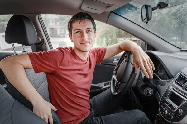 Jovem Sorridente Está Sentado Volante Carro Conceito Milenar Escolher Carro — Fotografia de Stock