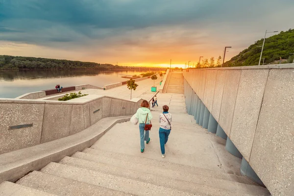 Květen 2020 Ufa Rusko Lidé Procházejí Nábřeží Řeky Městském Parku — Stock fotografie