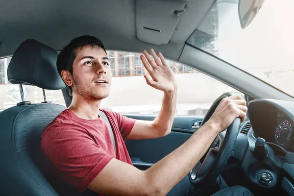 Alegre Descuidado Conductor Coche Levanta Mano Agradecimiento Por Ceder Normas — Foto de Stock