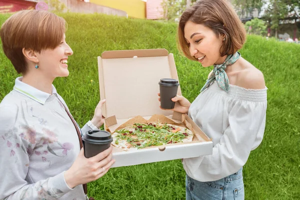 Kamarádky Dělí Pizzu Jedí Lahodné Rychlé Občerstvení Pijí Kávu Stýkají — Stock fotografie