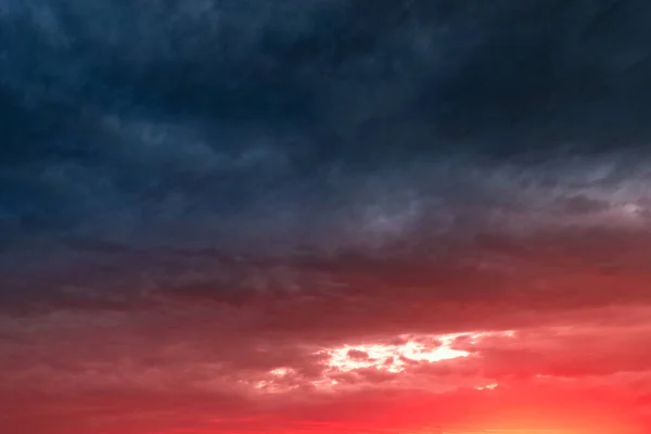 Tramonto Colorato Drammatico Con Nuvole Colorate Rosso Cielo Sfondo Consistenza — Foto Stock