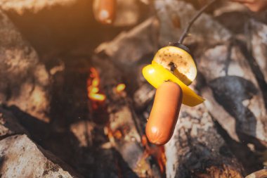 Sosis ve sebzeler ateşte kızartılır.