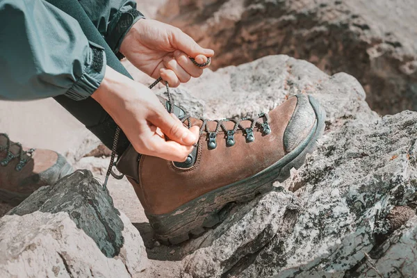 Caminhante Menina Amarra Seus Cadarços Seus Sapatos Trekking Durante Uma — Fotografia de Stock