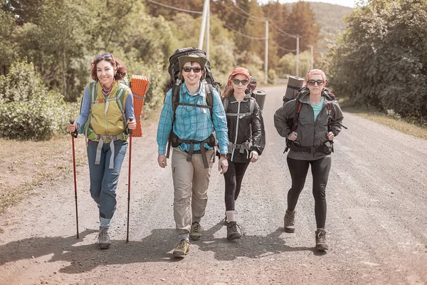 Quatro Amigos Alegres Estão Viajando Uma Rota Caminhadas Parque Natural — Fotografia de Stock