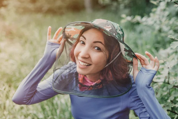 Menina Feliz Chapéu Com Uma Rede Mosquito Floresta Proteção Contra — Fotografia de Stock