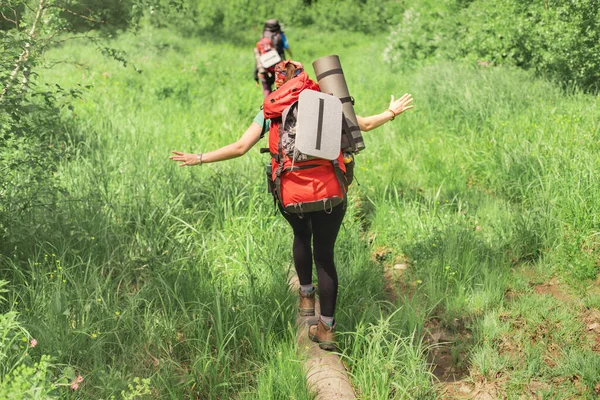 Uma Mulher Caminhante Com Uma Grande Mochila Caminha Log Parque — Fotografia de Stock