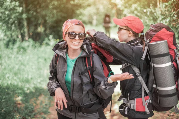 Dos Turistas Viajan Por Bosque Con Mochilas Trekking Amigos Revisen — Foto de Stock