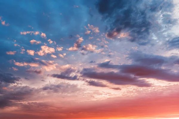 Tramonto Colorato Tranquillo Con Nuvole Colorate Rosso Cielo Sfondo Consistenza — Foto Stock