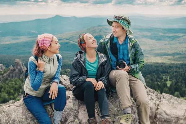 Amigos Turistas Comunican Admiran Belleza Naturaleza Subiendo Cima Una Montaña — Foto de Stock