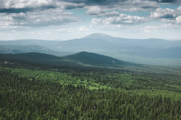 ロシアの中央 ウラル山脈にある野生の国立公園 無限の落葉や針葉樹林のビュー 観光と環境の概念 — ストック写真