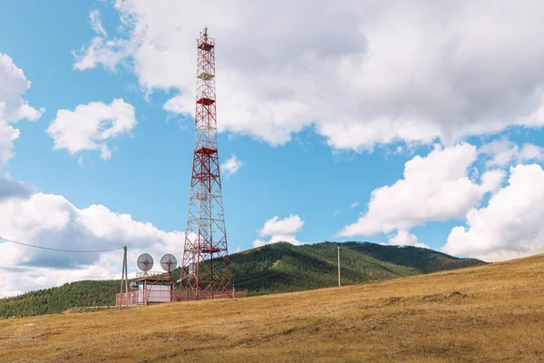 Cep Telefonu Televizyon Iletişimi Için Telekomünikasyon Anteni Dağların Kırsal Kesiminde — Stok fotoğraf