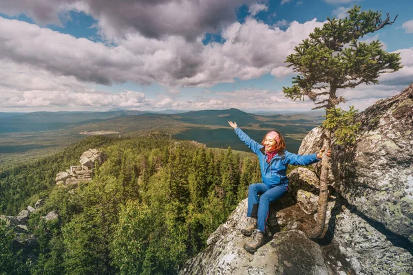 Šťastná Asijská Turistka Užívá Lezení Vysoké Hoře Národním Parku Krásný — Stock fotografie