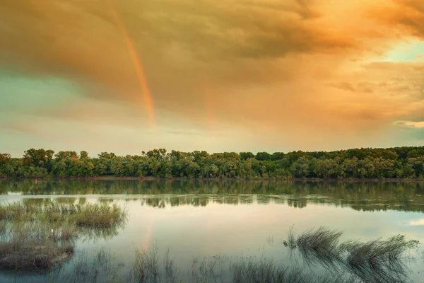 Vacker Och Lugn Flod Eller Sjö Solnedgången Ljus Med Regnbåge — Stockfoto