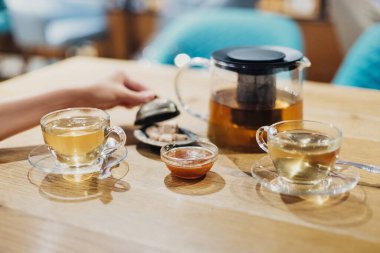 Bitki çayı ve ıhlamur balı. Restorandaki masada cam tabaklarda.