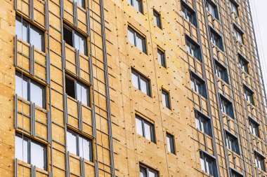 Çok katlı bir binanın dış cephesine izolasyon kurulumu